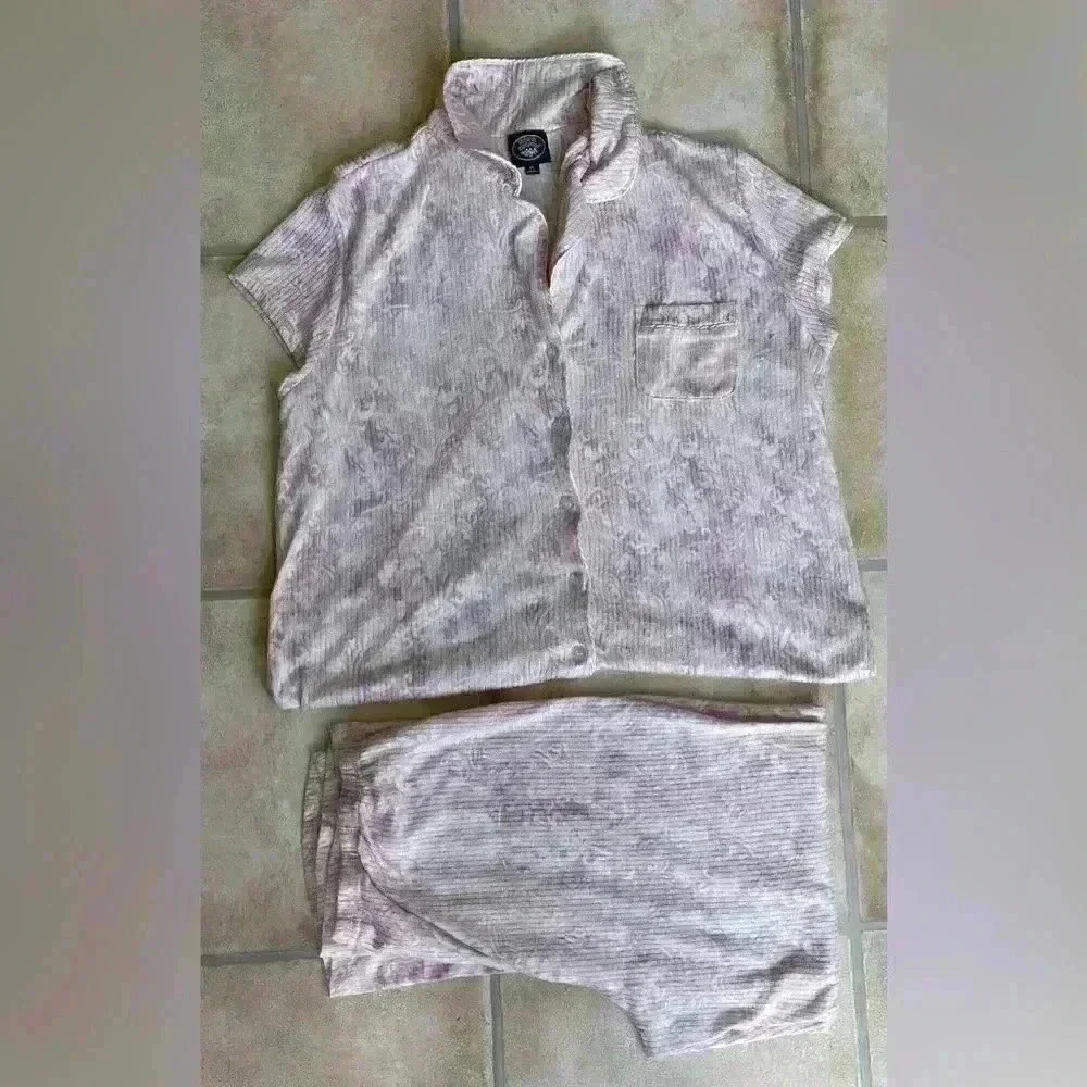 Laura Ashley pink floral 2 piece pajama set, short sleeve top/cropped pants;  XL